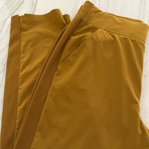 Athleta women active lightweight golden pants size 6